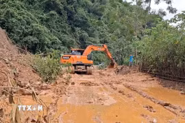 Khẩn trương xử lý điểm sạt lở, nỗ lực thông tuyến trong thời gian sớm nhất. (Ảnh: TTXVN phát)