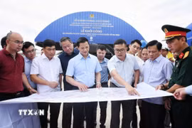 Chủ tịch UBND tỉnh Bắc Ninh Vương Quốc Tuấn cùng lãnh đạo một số sở, ngành của tỉnh kiểm tra công tác chuẩn bị cho lễ khởi công Cảng hàng không quốc tế Gia Bình. (Ảnh: TTXVN phát)