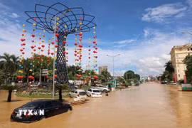 Nước sông Cầu dâng cao, gây ngập lụt nhiều khu vực trung tâm tỉnh lỵ Thái Nguyên. (Ảnh: Dương Giang/TTXVN)