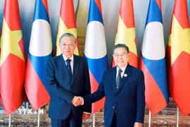 Tổng Bí thư Tô Lâm hội kiến Chủ tịch Quốc hội Lào Saysomphone Phomvihane. (Ảnh: Thống Nhất/TTXVN)
