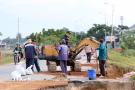 Khánh Hòa tập trung tái thiết mạng lưới hạ tầng giao thông bị thiệt hại sau lũ. (Ảnh: Công Thử/TTXVN)