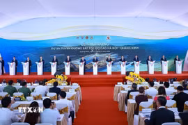 Thủ tướng Lê Minh Hưng và các đại biểu khởi công Dự án tuyến đường sắt tốc độ cao Hà Nội-Quảng Ninh hồi tháng 4/2026. (Ảnh: Dương Giang/TTXVN)