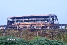 Hiện trường chiếc xe khách bị cháy trên cao tốc Thành phố Hồ Chí Minh-Trung Lương. (Ảnh: Minh Phú/TTXVN)