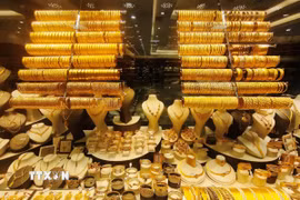 Trang sức vàng được bày bán tại tiệm kim hoàn ở Istanbul, Thổ Nhĩ Kỳ. (Ảnh: THX/TTXVN)
