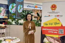 Đại sứ Nguyễn Thị Minh Nguyệt bày tỏ vui mừng được chào đón đông đảo bạn bè Bulgaria và quốc tế đến khám phá và trải nghiệm món Phở. (Ảnh: TTXVN phát)