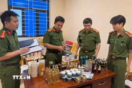Số lượng lớn mỹ phẩm giả do Nguyễn Thị Dung làm chủ bị cơ quan công an thu giữ phục vụ công tác điều tra. (Ảnh: Cơ quan công an cung cấp)