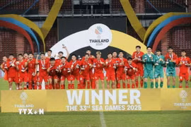Các cầu thủ U22 Việt Nam nhận HCV bóng đá nam tại SEA Games 33. (Ảnh: Minh Quyết/TTXVN)