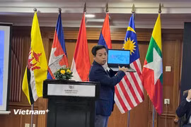 Nhà báo Võ Hoàng Long, Phó Trưởng phòng Biên tập của Báo Điện tử VietnamPlus, Thông tấn xã Việt Nam (TTXVN), chia sẻ kinh nghiệm về chuyển đổi số tại sự kiện. (Ảnh: Vũ Hoàng/Vietnam+)