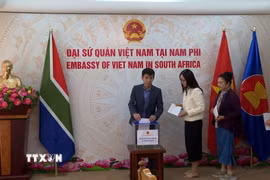 Mỗi cán bộ, nhân viên Đại sứ quán và các cơ quan bên cạnh như Văn phòng Tùy viên Quốc phòng, Văn phòng Cơ quan Thương vụ Việt Nam tại Nam Phi và Cơ quan thường trú Thông tấn xã Việt Nam tại Nam Phi đều tự nguyện đóng góp ít nhất một ngày lương. (Ảnh: Hồng Minh/TTXVN)
