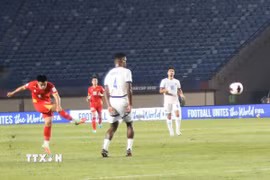 Tuyển Việt Nam (áo đỏ) đánh bại Philippines ở ngày ra quân FIFA ASEAN Cup 2026. (Ảnh: Lê Minh Hưởng/TTXVN)