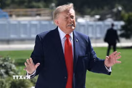 Tổng thống Mỹ Donald Trump phát biểu với báo giới tại Nhà Trắng trước khi tới bang Texas để bắt đầu chiến dịch vận động tranh cử cho đảng Cộng hòa. (Ảnh: AA/TTXVN phát)