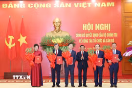 Đồng chí Trần Cẩm Tú, Ủy viên Bộ Chính trị, Thường trực Ban Bí thư trao các Quyết định cho đại diện lãnh đạo 5 cơ quan, gồm: Đài Truyền hình Việt Nam, Đài Tiếng nói Việt Nam, Thông tấn xã Việt Nam, Viện Hàn lâm Khoa học xã hội Việt Nam, Viện Hàn lâm Khoa học và Công nghệ Việt Nam. (Ảnh: Phương Hoa/TTXVN)