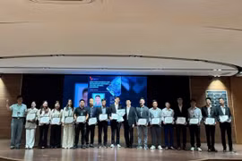 Đại diện Văn phòng Kinh tế và Văn hóa Việt Nam tại Đài Bắc trao Bằng khen ghi nhận những đóng góp của Ban Chấp hành VNEAT nhiệm kỳ 2023-2026.