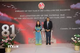 Đại sứ Trịnh Thị Tâm và Bộ trưởng Tư pháp và Hòa giải Quốc gia Sri Lanka Harshana Nanayakkara tại lễ chào cờ. (Ảnh: TTXVN phát)