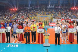 Nghi thức trao kỷ niệm chương và hoa cho các đội bóng tham dự giải Bóng chuyền Nữ Quốc tế VTV Ferroli Cup năm 2025. (Ảnh: Hoàng Hùng/TTXVN)