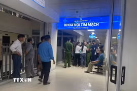Lực lượng chức năng điều tra, làm rõ vụ việc nữ bệnh nhân 48 tuổi tử vong đột ngột tại Khoa Tim mạch, Bệnh viện Đa khoa số 1 tỉnh Lào Cai. (Ảnh: Đinh Thùy/TTXVN)