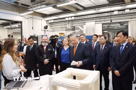 Tổng Bí thư Tô Lâm thăm phòng thí nghiệm tạo mẫu thử nghiệm của Đại học Aalto. (Ảnh: Thống Nhất/TTXVN)