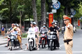 Lực lượng Cảnh sát Giao thông tổ chức điều tiết, phân luồng giao thông. (Ảnh: Phạm Kiên/TTXVN)