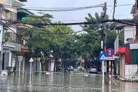 Lực lượng chức năng cắm biển tại khu vực ngã 3 Cầu Trì. (Nguồn: Trang thông tin điện tử phường Sơn Tây)
