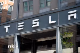 Biểu tượng Tesla tại cửa hàng ở Washington, DC, Mỹ. (Ảnh: AFP/TTXVN)