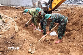 Đội 584, Bộ Chỉ huy Quân sự tỉnh Quảng Trị, tổ chức tìm kiếm và quy tập hài cốt liệt sỹ trong di tích Trường Bồ Đề. (Ảnh: TTXVN phát)