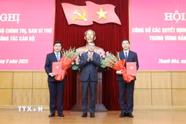 Đồng chí Lê Minh Hưng, Ủy viên Bộ Chính trị, Bí thư Trung ương Đảng, Trưởng Ban Tổ chức Trung ương trao quyết định của Bộ Chính trị cho đồng chí Nguyễn Hoài Anh (trái) và đồng chí Nguyễn Hồng Phong (phải). (Ảnh: Việt Hoàng/TTXVN)