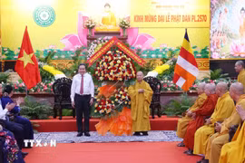 Chủ tịch Quốc hội Trần Thanh Mẫn thay mặt lãnh đạo Đảng, Nhà nước, Mặt trận Tổ quốc Việt Nam tặng hoa, chúc mừng Hòa thượng Thích Thiện Nhơn, Phó Pháp chủ Hội đồng chứng minh, Chủ tịch Hội đồng trị sự Trung ương Giáo hội Phật giáo Việt Nam. (Ảnh: Văn Điệp/TTXVN)