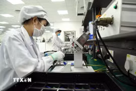 Sản xuất linh kiện điện tử Công ty TNHH Star Engineers Việt Nam, tại khu công nghiệp Bình Xuyên. (Ảnh: Nguyễn Thảo/TTXVN)