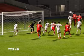 Ngọc Mỹ bật cao đánh đầu làm tung lưới Kuwait gỡ hoà 1-1 cho U23 Việt Nam. (Ảnh: Nguyễn Tuyến/TTXVN)