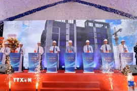 Lãnh đạo thành phố Đà Nẵng và các đại biểu thực hiện nghi thức nhấn nút khởi công dự án. (Ảnh: Trần Lê Lâm/TTXVN)