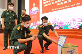 Hướng dẫn thao tác lấy mẫu hài cốt liệt sỹ tại buổi tập huấn. (Ảnh: Danh Lam/TTXVN)