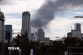 Khói bốc lên tại thành phố Tel Aviv, Israel sau các vụ phóng tên lửa đáp trả của Iran hướng tới lãnh thổ Israel, ngày 28/2/2026. (Ảnh: THX/TTXVN)