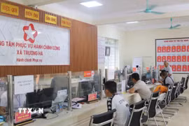 Người dân đến làm thủ tục hành chính tại xã biên giới Trường Hà. (Ảnh: Chu Hiệu/TTXVN.)