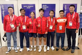 Cặp vận động viên môn Teqball Trịnh Gia Nghi và Nguyễn Hoàng Minh Tân (thứ 3, thứ 4 từ trái sang) cùng thành viên Ban huấn luyện sau khi giành huy chương Đồng tại ASIAD 20. (Ảnh: TTXVN phát)