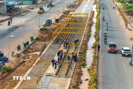 Thi công các công trình trên đại công trường Phú Quốc (An Giang) phục vụ Hội nghị Cấp cao APEC 2027. (Ảnh: TTXVN phát)