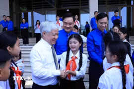 Phó Chủ tịch Thường trực Quốc hội Đỗ Văn Chiến động viên, khích lệ các học sinh xuất sắc thành phố Bắc Ninh. (Ảnh: Tuấn Anh/TTXVN)