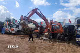 Các phương tiện, máy móc tại buổi lễ khởi công dự án Nhà ở xã hội Chung cư Phú Tài Lộc. (Ảnh: Sỹ Thắng/TTXVN)