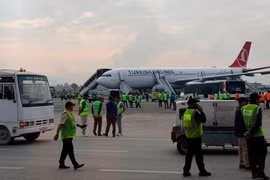 Máy bay của Turkish Airlines đã bị cháy cụm lốp càng đáp bên phải trong lúc hạ cánh xuống sân bay quốc tế Tribhuvan. (Nguồn: AP)