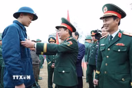 Thượng tướng Trịnh Văn Quyết thăm hỏi, động viên các thanh niên lên đường nhập ngũ tại thành phố Việt Trì. (Ảnh: Tạ Toàn/TTXVN)