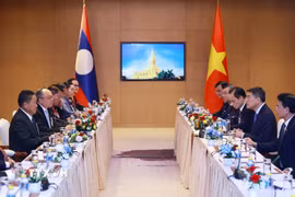 Thủ tướng Chính phủ Lê Minh Hưng tiếp Chủ tịch Ủy ban Trung ương Mặt trận Lào xây dựng đất nước và Hội Hữu nghị Lào-Việt Nam. (Ảnh: Dương Giang/TTXVN)