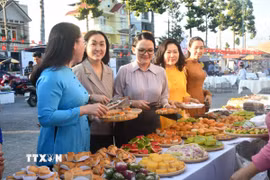 Đại biểu tham quan gian hàng tại Tuần lễ Văn hóa-Du lịch. (Ảnh: Huỳnh Phúc Hậu/TTXVN)