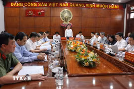 Đoàn kiểm tra của Bộ Chính trị làm việc tại tỉnh Long An. (Ảnh: Thanh Bình/TTXVN)