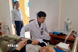 Các y, bác sỹ khám bệnh cho người dân xã biên giới Thắng Mố (Tuyên Quang). (Ảnh: Đức Thọ/TTXVN)