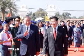 Tổng Bí thư Tô Lâm cùng Tổng Bí thư, Chủ tịch nước Lào Thongloun Sisoulith dự khánh thành Công viên Hữu nghị Lào-Việt Nam. (Ảnh: Thống Nhất/TTXVN)