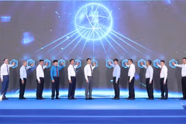 Các đại biểu thực hiện nghi thức triển khai thi công dự án Nhà máy Nhiệt điện Quảng Trạch II. (Nguồn: EVN)