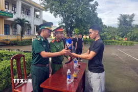 Người dân xã vùng biên Ia Đal (Quảng Ngãi) tự nguyện bàn giao súng tự chế cho đồn Biên phòng Ia Đal. (Ảnh: Cao Nguyên/TTXVN)