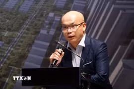 Ông Jinchang Lai, Trưởng nhóm Phát triển Hạ tầng Tài chính Khu vực châu Á-Thái Bình Dương, Ngân hàng Thế giới, trình bày tham luận tại Hội nghị. (Ảnh: Quốc Dũng/TTXVN)