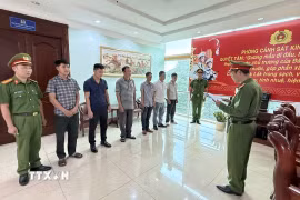 Các đối tượng tại cơ quan công an. (Ảnh: TTXVN phát)