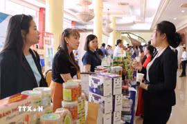 Các đại biểu tham quan, tìm hiểu sản phẩm của các địa phương khu vực miền Nam. (Ảnh: Hồng Thái/TTXVN)