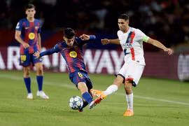 Champions League: PSG hạ Barcelona, 'đội bóng tí hon' tiếp tục gây sốc